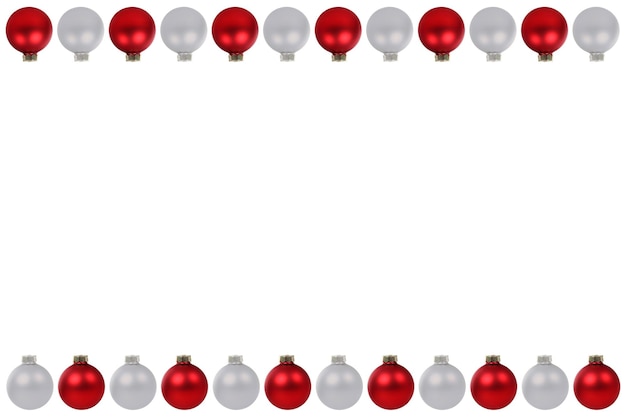 Palline di Natale baubles bordo rosso argento copyspace copia spazio isolato