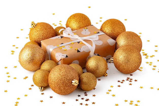 Palline di Natale e confezione regalo festiva isolati su sfondo bianco