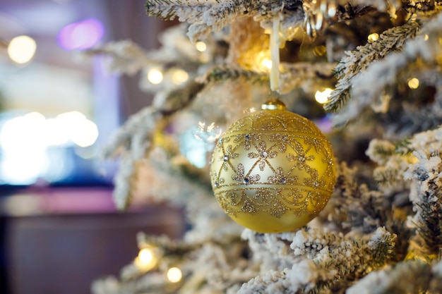 Palline di Natale giocattoli e ornamenti decorazioni vintage stile retrò tonica immagineGiocattoli di Capodanno dorati sui rami dell'albero di NataleVigilia di Natale