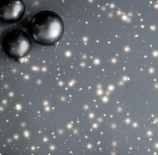 Palline di Natale nere con glitter di neve brillano per le vacanze invernali di marca di lusso