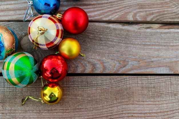 Palline di Natale su fondo di legno. Vista dall'alto, copia spazio