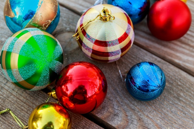 Palline di Natale su fondo in legno