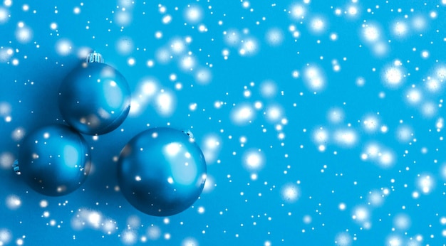 Palline di Natale su sfondo blu con neve glitter carta vacanza invernale di lusso