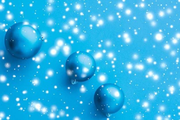 Palline di Natale su sfondo blu con neve glitter carta vacanza invernale di lusso