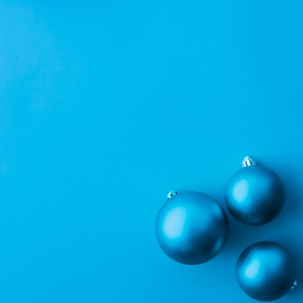 Palline di Natale su sfondo blu flatlay carta di vacanza invernale di lusso sfondo