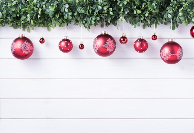 Palline di palline di buon Natale e felice anno nuovo decorazione per la celebrazione su fondo di legno bianco con lo spazio della copia.