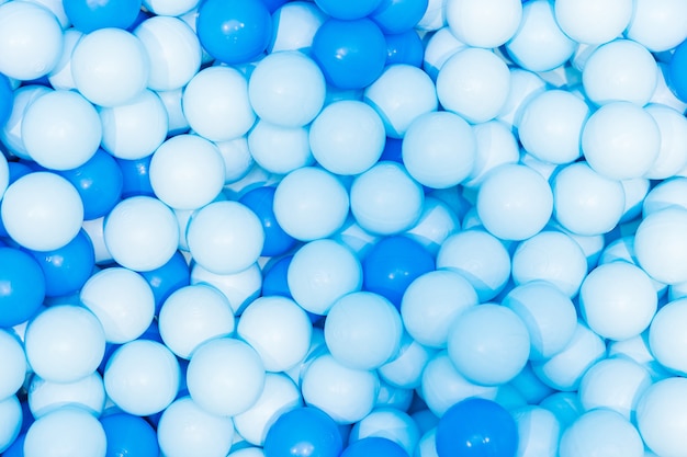 Palline di plastica blu nella piscina per bambini