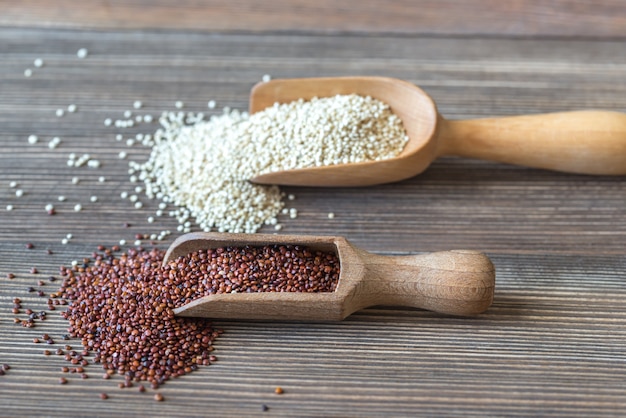 Palline di quinoa bianca e rossa