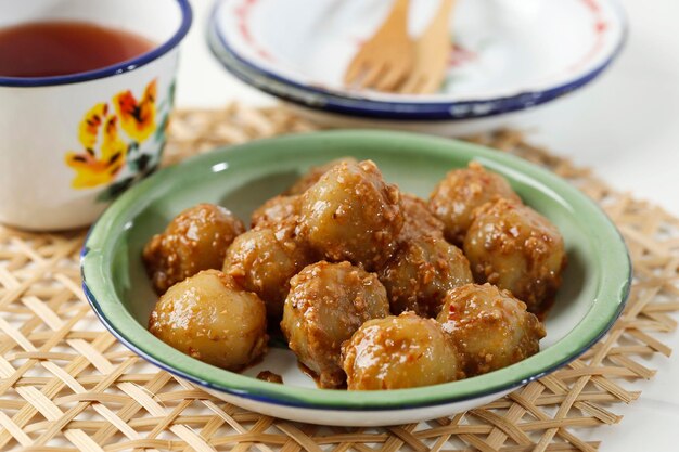 Palline di tapioca gommose Cilok Bumbu Kacang servite con salsa di arachidi piccante