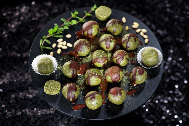 Palline dolci vegane crude senza glutine con noci di moringa in polvere e cioccolato