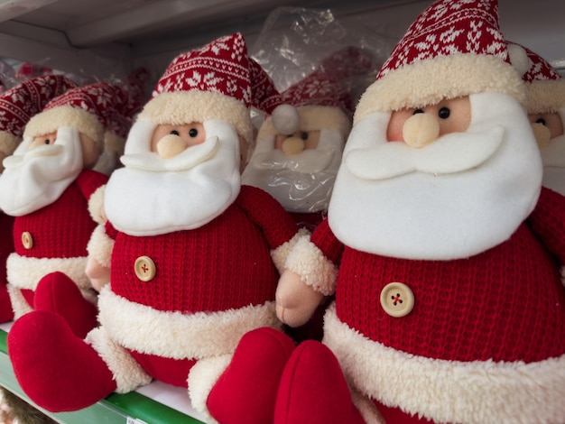 Palline e decorazioni natalizie in negozio Festeggia l'arrivo di Babbo Natale da utilizzare insieme alle luci e alle palline dell'albero di Natale