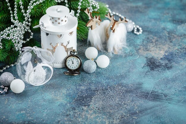 palline e giocattoli di vetro bianco, decorazioni in legno, lampada da terra, cervi in legno e tascabili