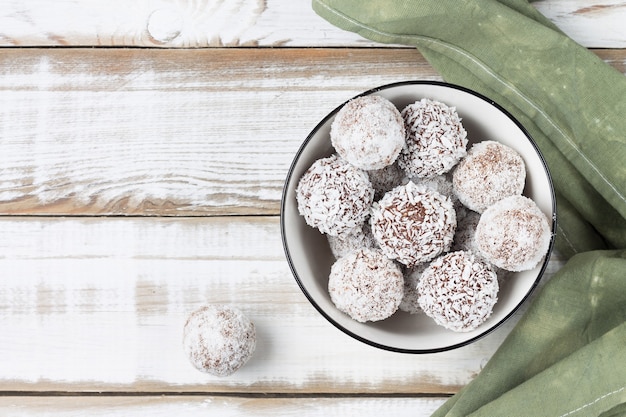 Palline energetiche al cocco in una tazza bianca