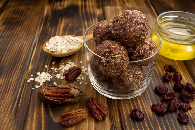 Palline energetiche con mirtilli rossi secchi, noci pecan e farina d'avena