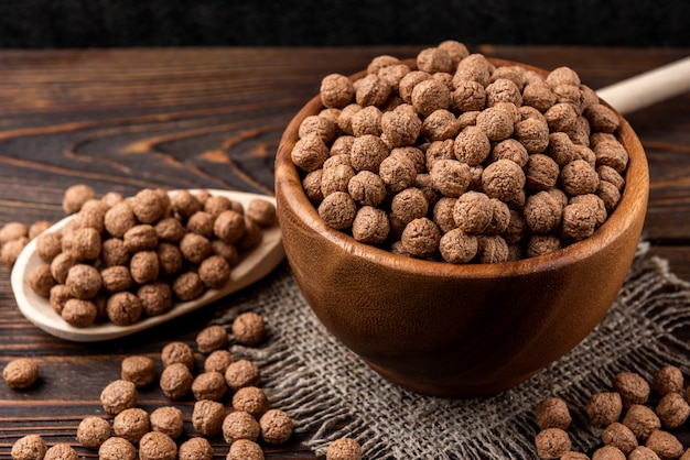 Palline essiccate al cioccolato su fondo di legno scuro.