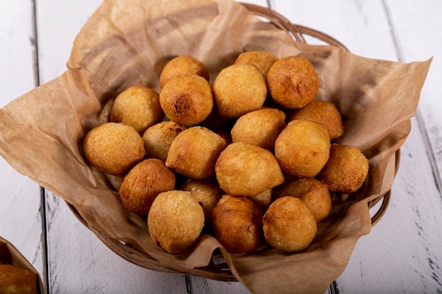 Palline fritte ripiene di snack brasiliani