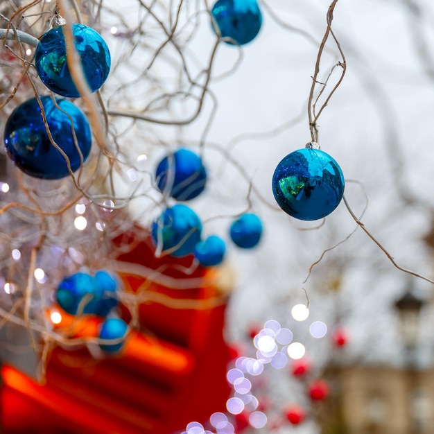 Palline lucide blu sulla strada di Natale a Parigi Francia