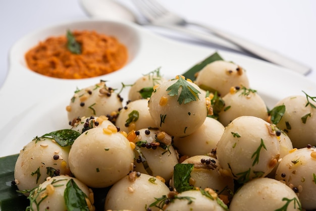 Palline morbide e spugnose Idli o goli pigramente con ricetta del cibo indiano meridionale chutney verde e rosso