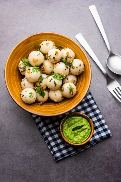 Palline morbide e spugnose Idli o goli pigramente con ricetta del cibo indiano meridionale chutney verde e rosso