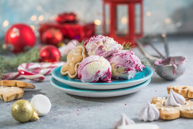 Palline per gelato Candy Cane in piatto e decorazioni natalizie. I dolci di Capodanno