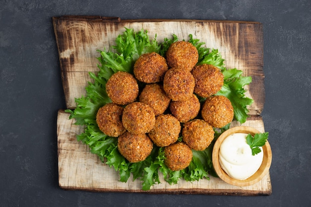 Palline vegetariane di falafel di ceci su tavola di legno rustico