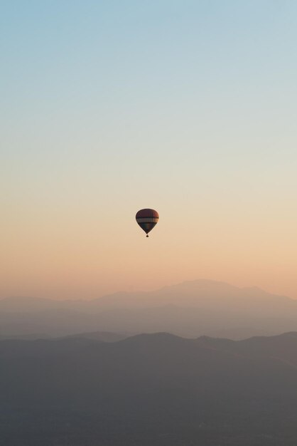 Palloncini ad aria calda contro il cielo durante il tramonto