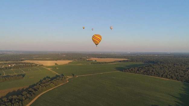 Palloncini ad aria calda nel cielo