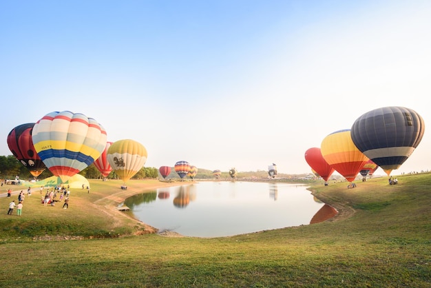 Palloncini ad aria calda sul paesaggio contro il cielo