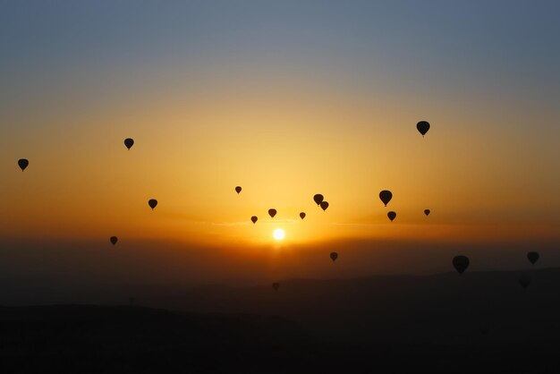 Palloncini all'alba Retroilluminazione Turchia Cappadocia