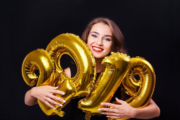 Palloncini azienda giovane donna nelle mani