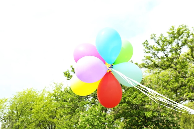 Palloncini che volano all'aperto