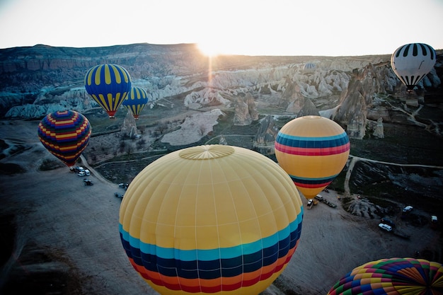 Palloncini colorati che sorvolano le montagne e con cielo blu