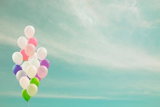 palloncini colorati con uno sfondo di cielo blu