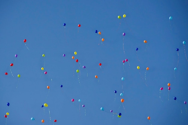 Palloncini colorati contro un cielo blu