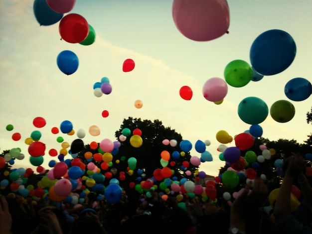 Palloncini colorati contro un cielo limpido