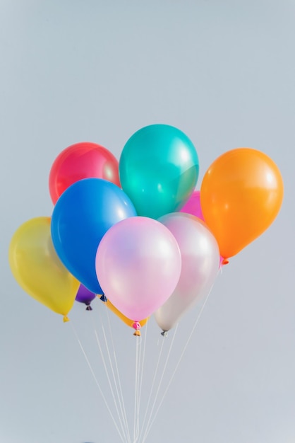 Palloncini colorati di elio contro un cielo limpido