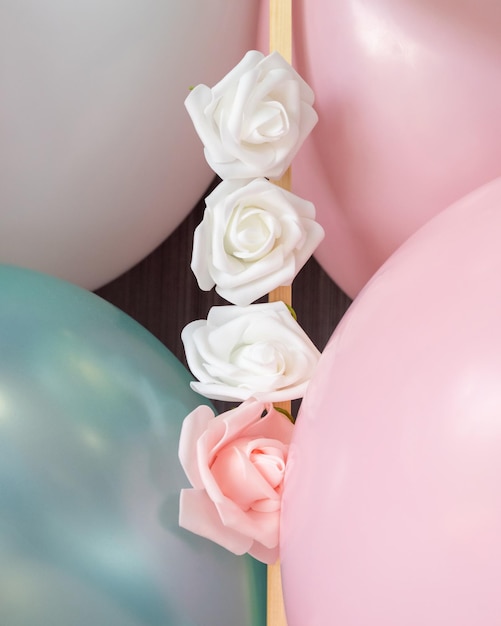Palloncini colorati rose bianche e rosa Cartolina congratulazioni sfondo
