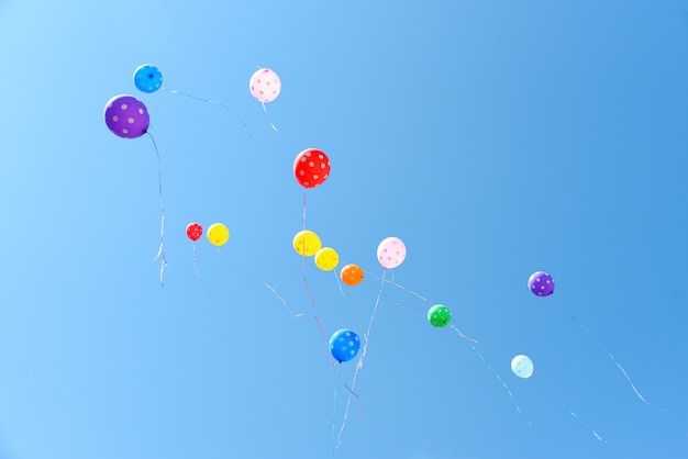 Palloncini colorati volano nel cielo blu