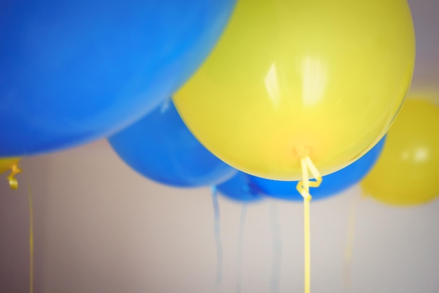 Palloncini divertenti colorati. Sfondo, bassa profondità di fuoco.