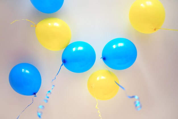 Palloncini divertenti colorati. Sfondo, bassa profondità di fuoco.