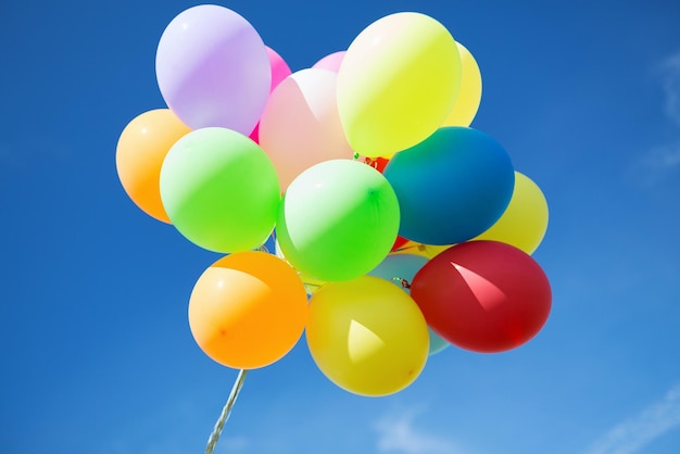 palloncini e concetto di celebrazione - un sacco di palloncini colorati nel cielo