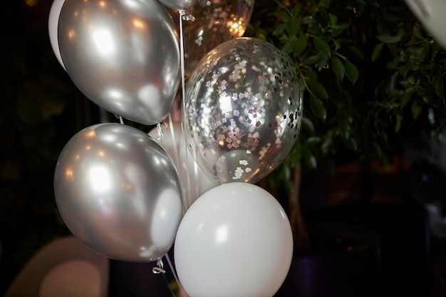 Palloncini festivi nei toni del bianco e argento