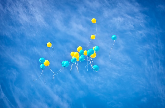 Palloncini gialli e blu che volano nel cielo