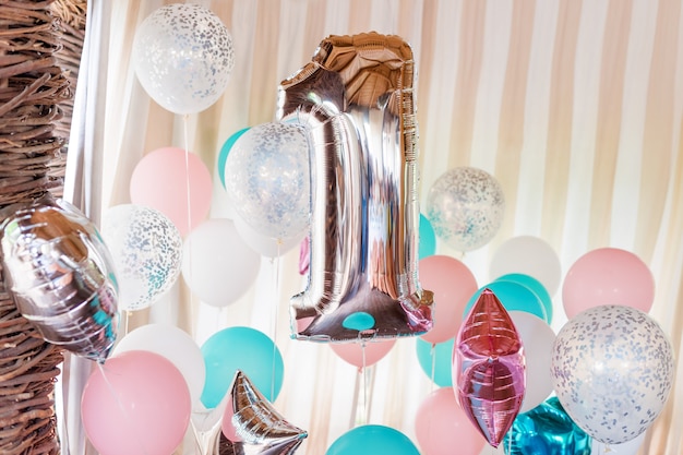 Palloncini gonfiabili rosa, argento e blu su nastri