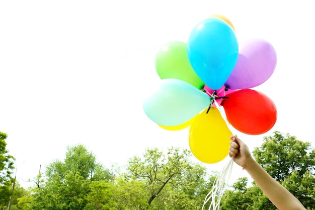 Palloncini in mano all'aperto