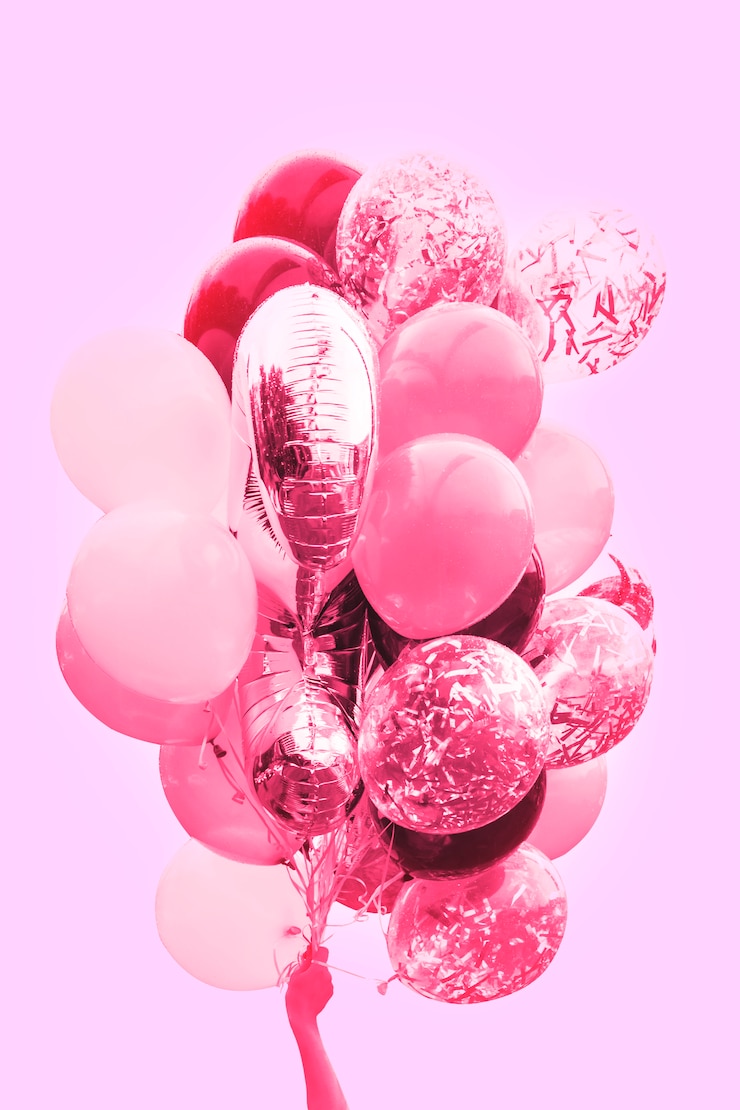 Foto palloncini in mano, suggestivi, romantici, di colore rosa