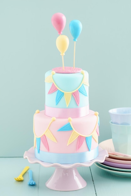 Palloncini multicolori su sfondo bianco