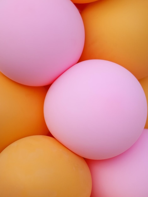 Palloncini rosa e gialli di forma geometrica rotonda