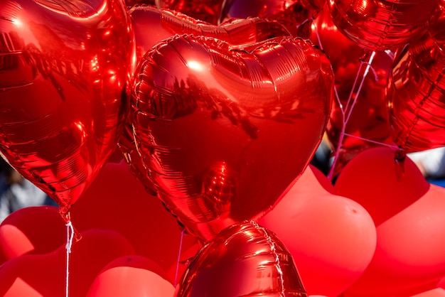 Palloncini rossi a forma di cuore gonfiati