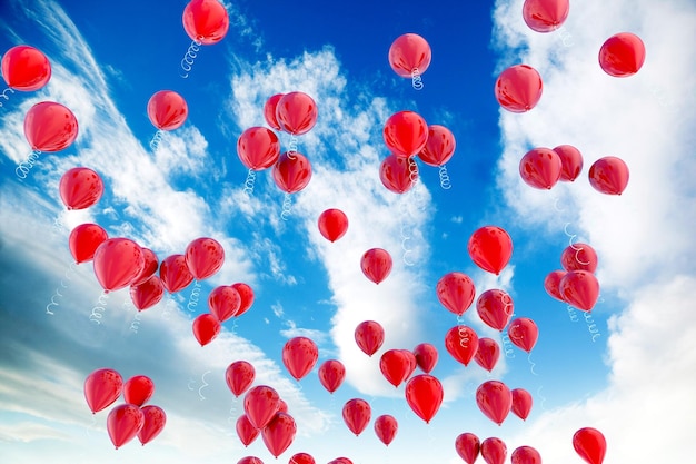 Palloncini rossi e cielo. Palloncini rossi che galleggiano nel cielo blu